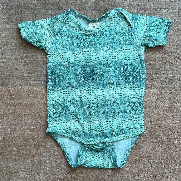 Kate Quinn bamboo crocodile print lot 6-12 mo - Picture 2 of 9